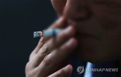 담배 피는 남성(사진=연합뉴스)